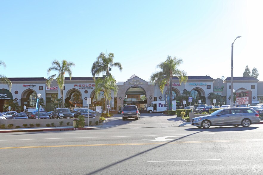 More Photos Of 17200 Ventura Blvd, Encino General Retail For Lease