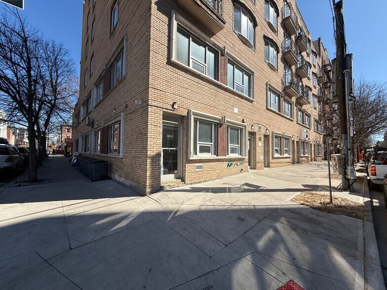 More Photos Of 305 Berry St, Brooklyn Apartments For Lease