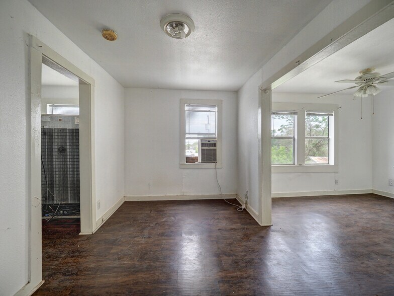 More Photos Of 1106 E Huisache Ave, Kingsville Apartments For Sale