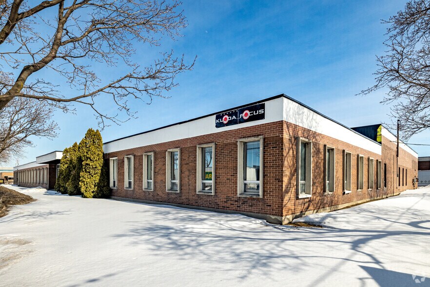Primary Photo Of 5588-5590 Av Royalmount, Montréal Warehouse For Lease