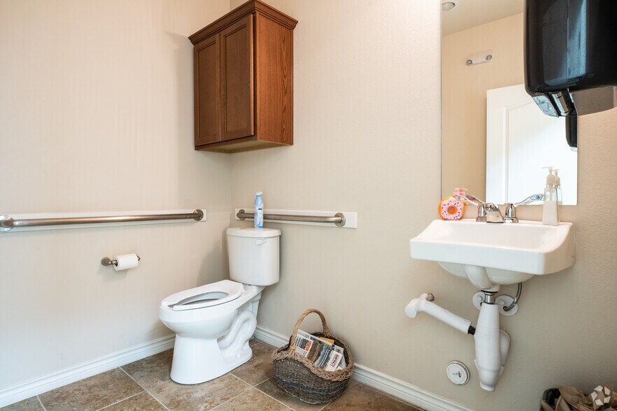 More Photos Of 1464 E Whitestone Blvd, Cedar Park Unknown For Lease