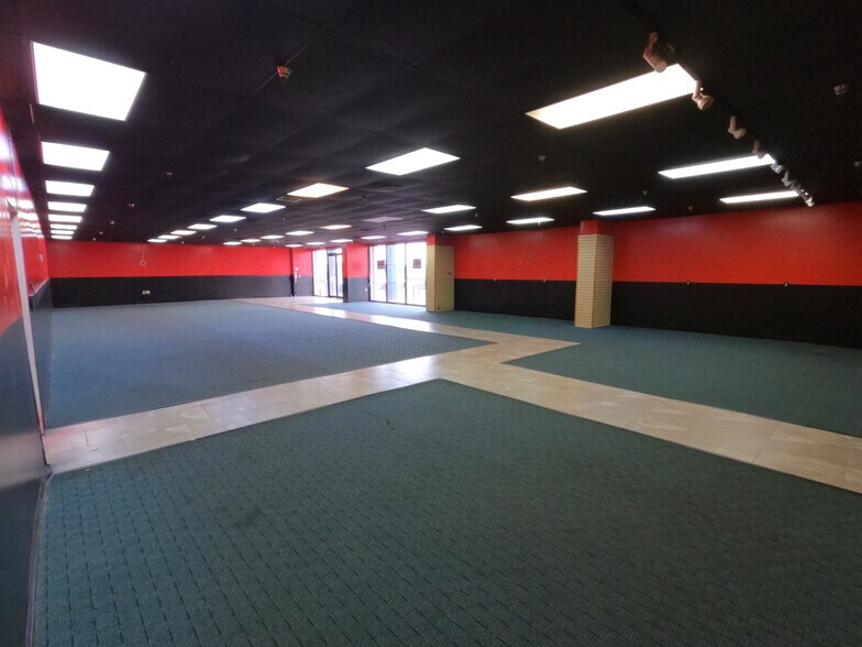 More Photos Of 7685 Pines Blvd, Pembroke Pines Showroom For Lease