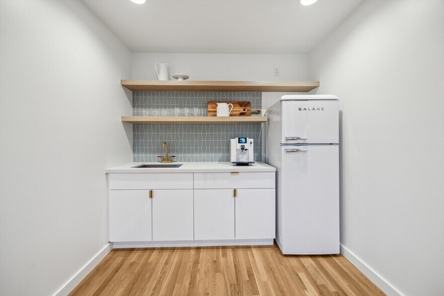 More Photos Of 2412 Bartlett St, Houston Loft Creative Space For Lease