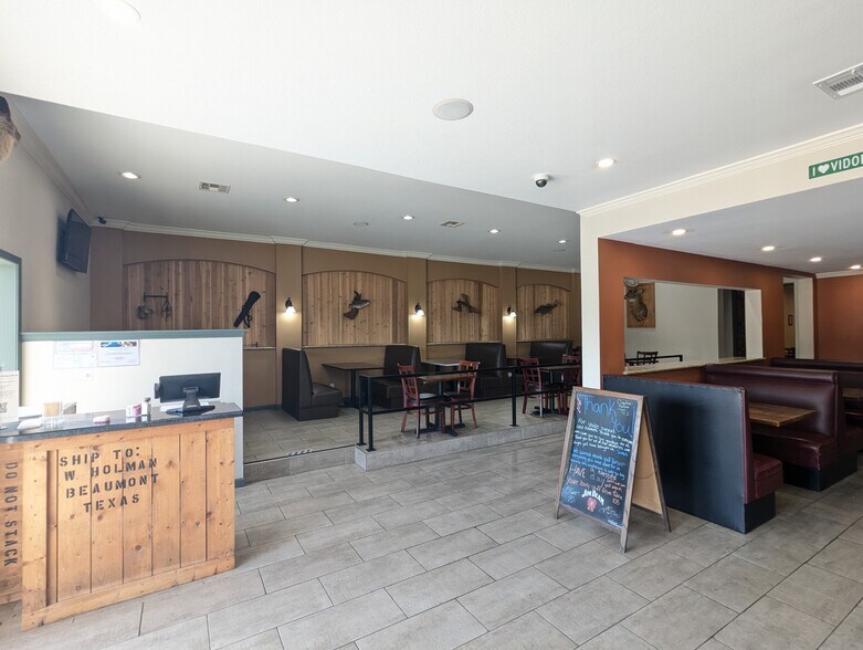 More Photos Of 1465 N Main St, Vidor Freestanding For Sale