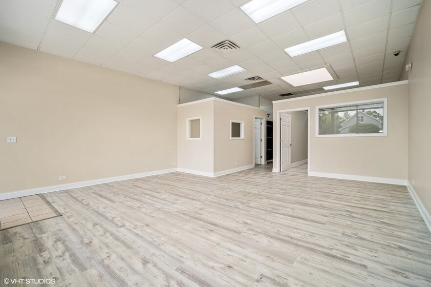 More Photos Of 1511 E Oakton St, Des Plaines Storefront For Lease
