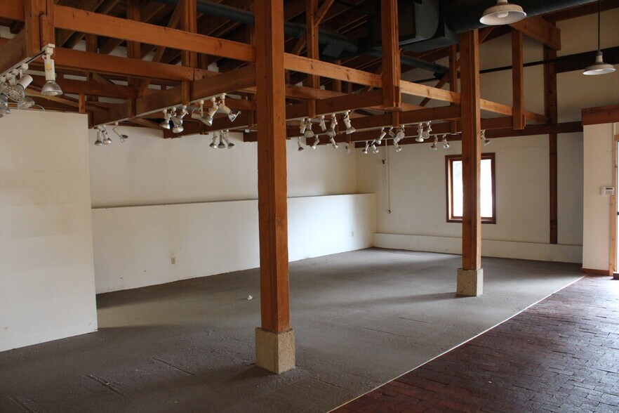 More Photos Of 310-340 Water St, Excelsior Freestanding For Lease