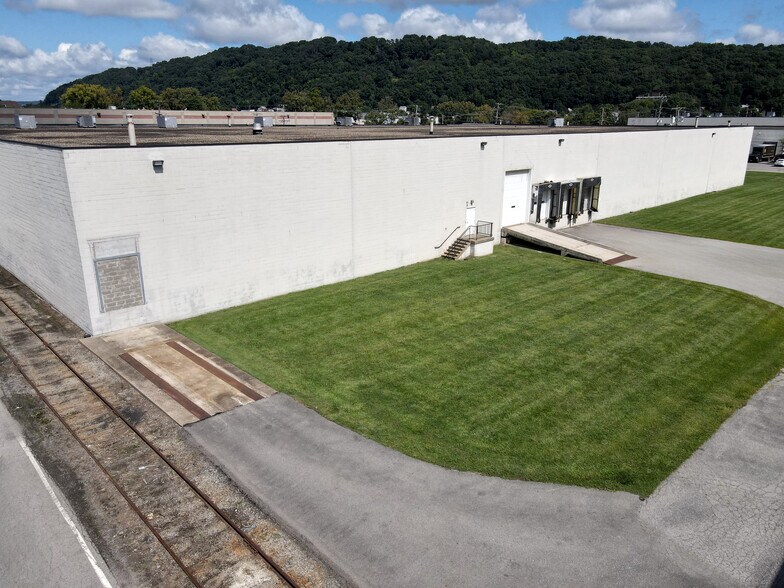 More Photos Of 495 Avenue B, Leetsdale Warehouse For Lease