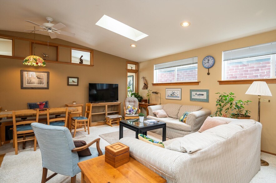 More Photos Of 1324 Commercial, Bellingham General Retail For Sale