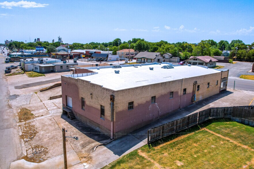 More Photos Of 815 W Broadway St, Ardmore Freestanding For Sale
