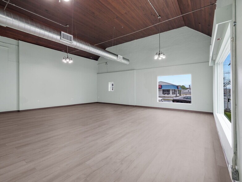 More Photos Of 200 E 4th St, Salem Freestanding For Lease