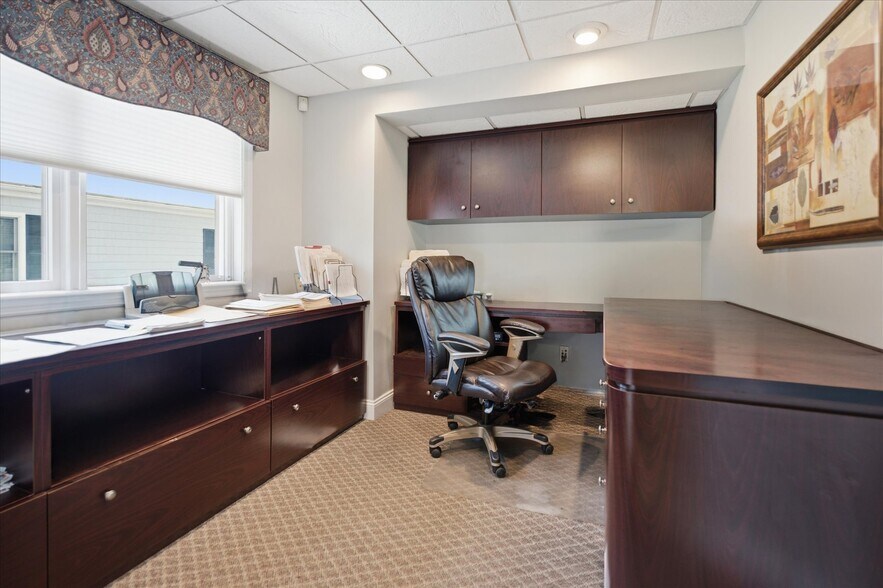 More Photos Of 20 Manor Rd, Smithtown Office For Sale
