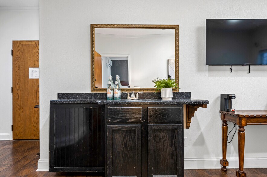 More Photos Of 27 S Park St, Dahlonega Hotel For Sale