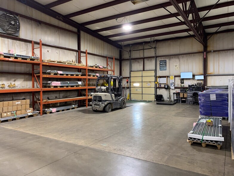 More Photos Of 1205 E Summit St, Maquoketa Warehouse For Lease
