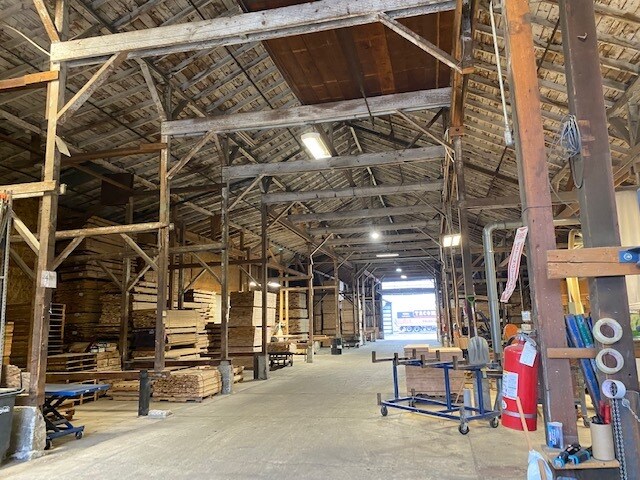 More Photos Of 1415 SE Holman Ave, Dallas Warehouse For Sale