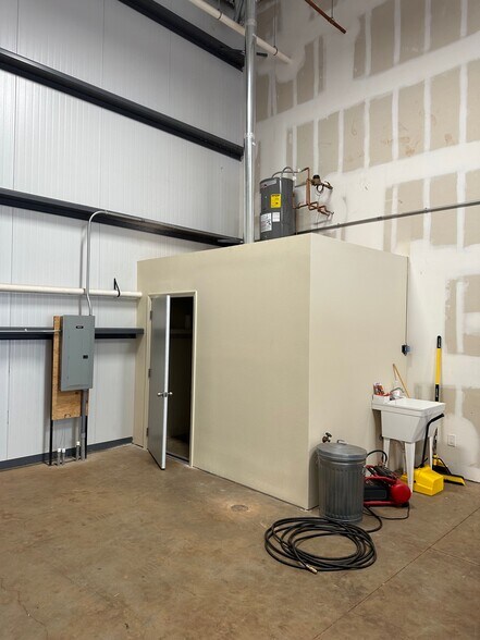 More Photos Of 60 Ulupono St, Lahaina Showroom For Sale