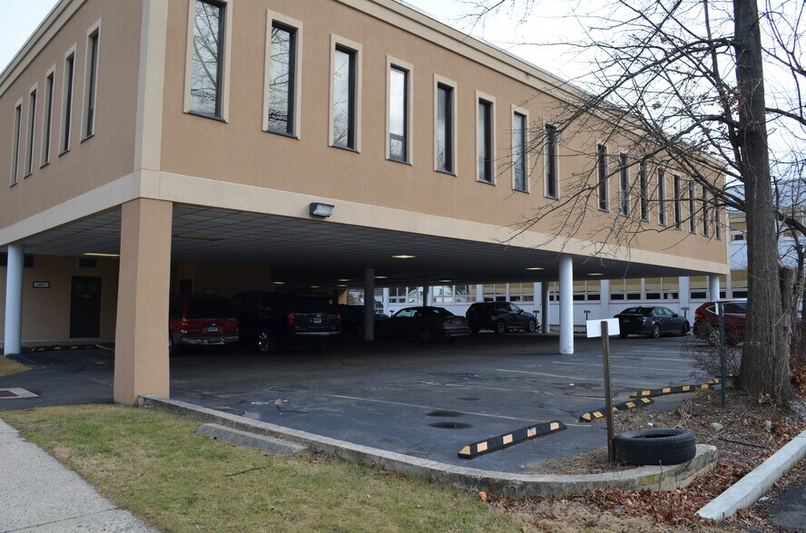 More Photos Of 1700 Bedford St, Stamford Office For Lease