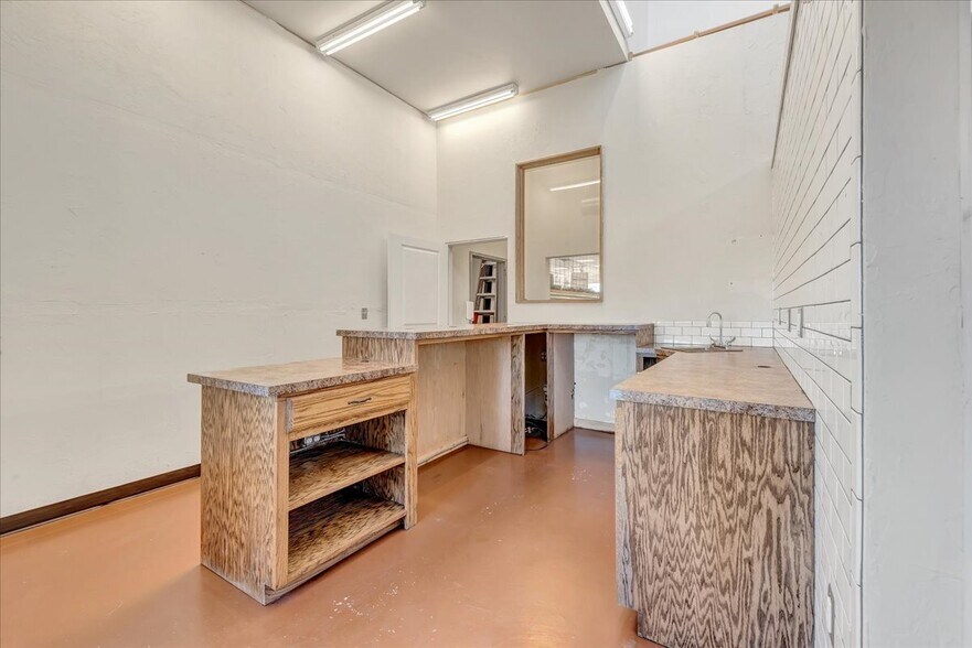 More Photos Of 2230 S Division St, Guthrie Storefront Retail Office For Lease