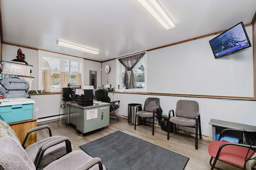 More Photos Of 634 Winthrop St, Taunton Flex For Sale