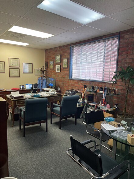 More Photos Of 647 W Broadway, Glendale Office For Sale