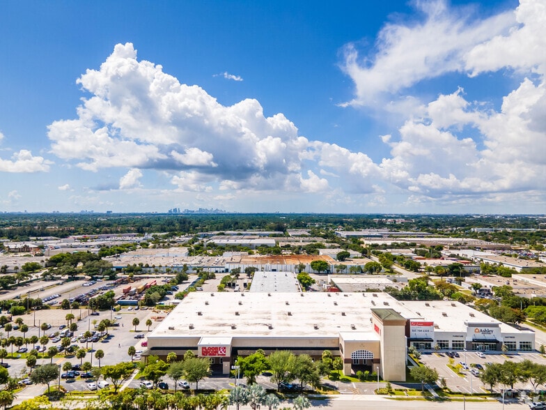 More Photos Of 1400 NW 167th St, Miami Showroom For Lease