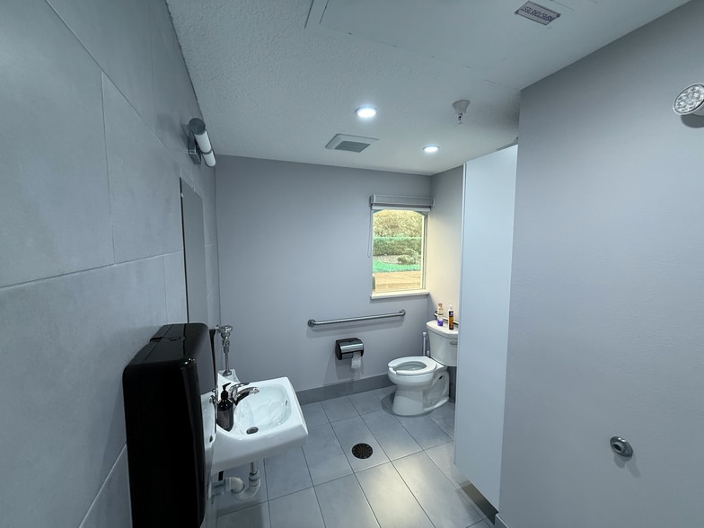 More Photos Of 2856-2868 University Pky, Sarasota Medical For Lease