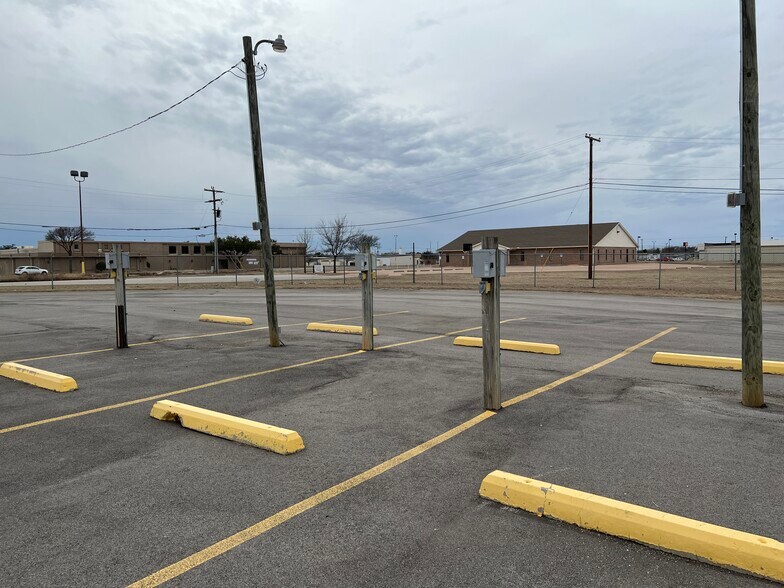 More Photos Of 1416 Twin Oaks St, Wichita Falls Warehouse For Lease