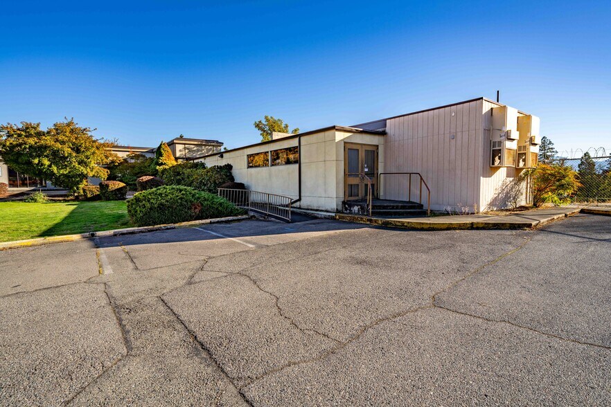 More Photos Of 715 NW Dimmick St, Grants Pass Office For Sale