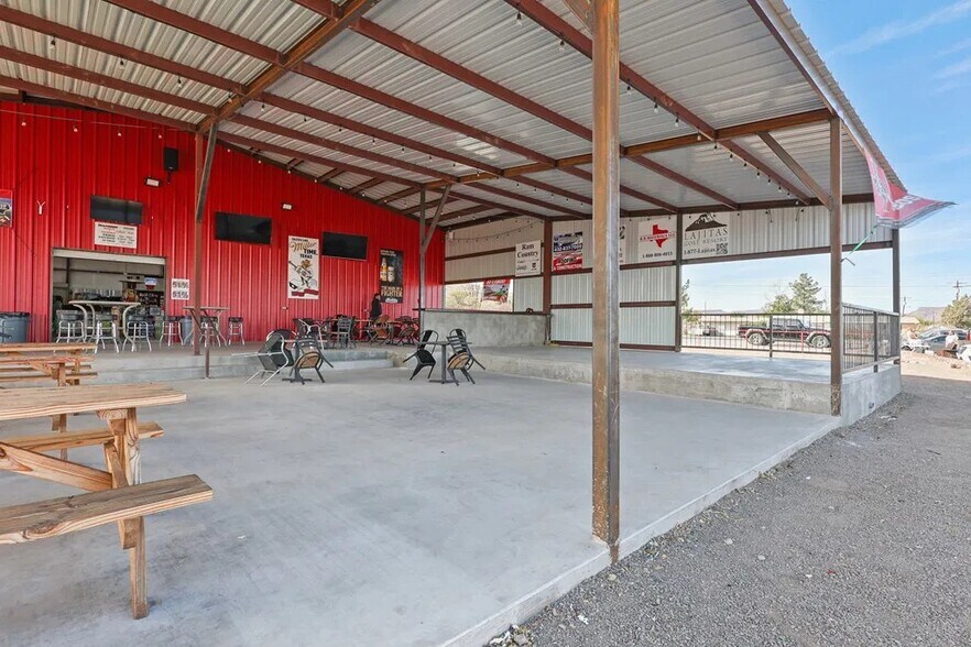 More Photos Of 300 S Cockrell St, Alpine Convenience Store For Sale