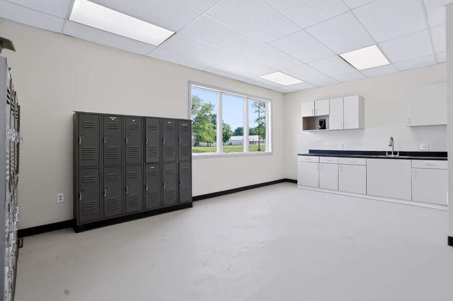 More Photos Of 6635 E 21st St, Indianapolis Office For Sale