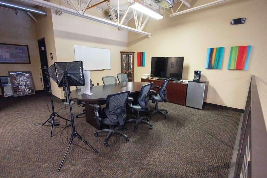 More Photos Of 2222 W Parkside Ln, Phoenix Light Manufacturing For Sale