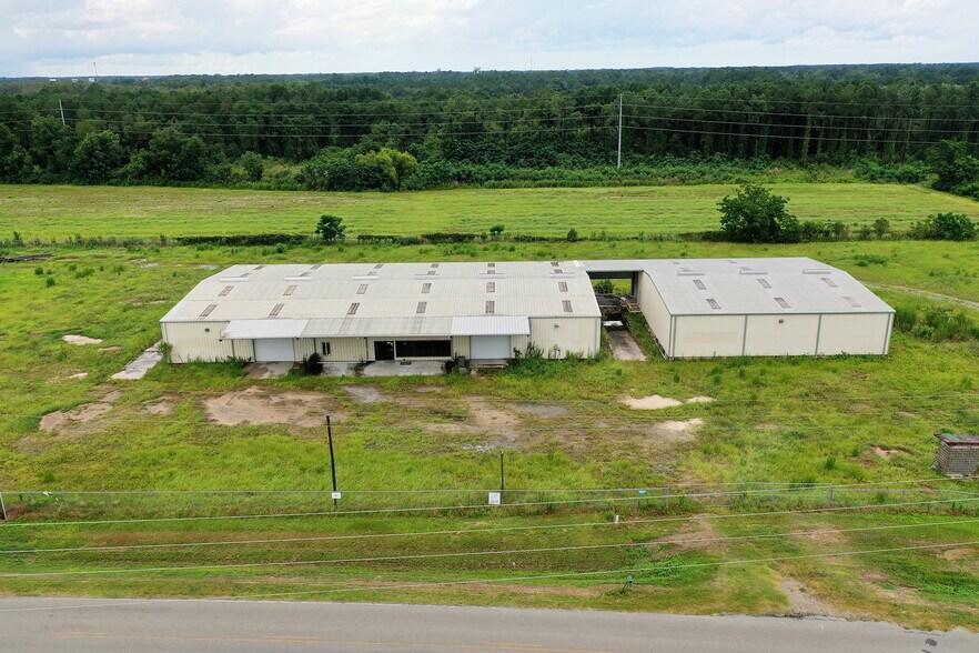 More Photos Of 804 W Mitchell St, Adel Distribution For Lease
