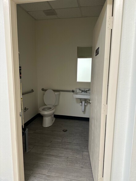 More Photos Of 2401 Pecan, McAllen Unknown For Lease