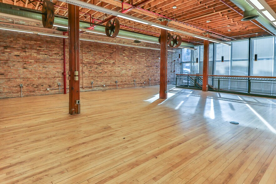 More Photos Of 168 E Highland Ave, Elgin Office For Lease