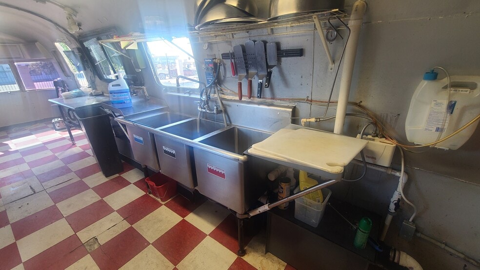 More Photos Of 622 6th St N, Texas City Bar For Lease