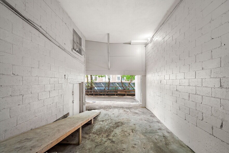 More Photos Of 71-81 Av Du Mont-Royal O, Montréal Office For Sale