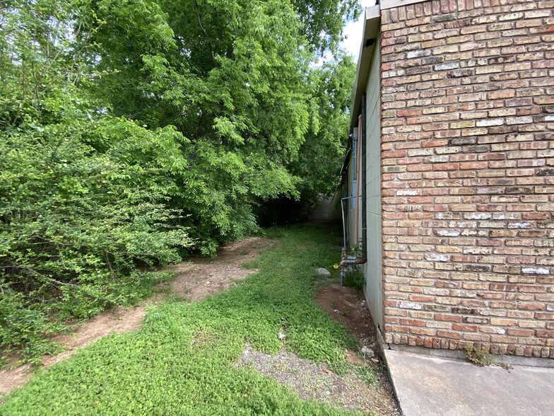 More Photos Of 813-817 N Grand Ave, Gainesville Storefront For Lease