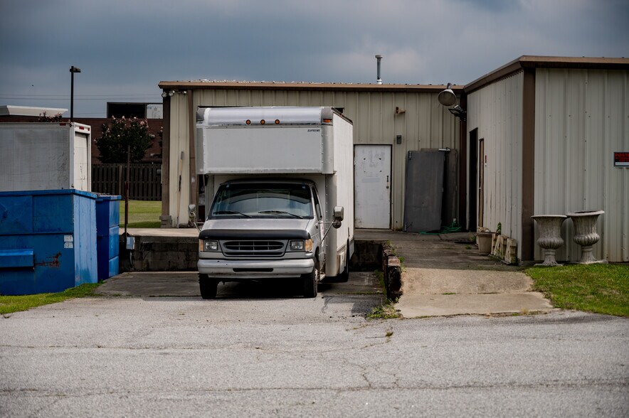 More Photos Of 10 Hendrix Dr, Greenville Flex For Lease