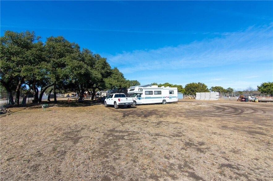 More Photos Of 500 Southland Dr, Burnet Flex For Lease