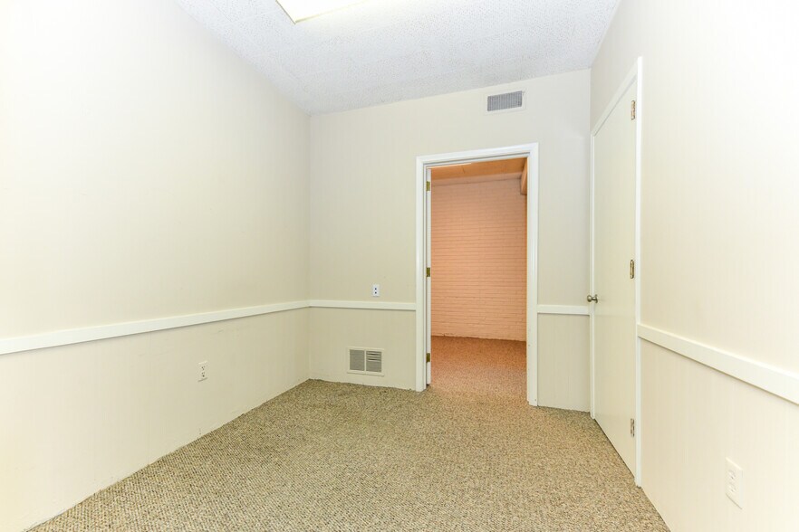 More Photos Of 1834 Banking St, Greensboro Office For Lease
