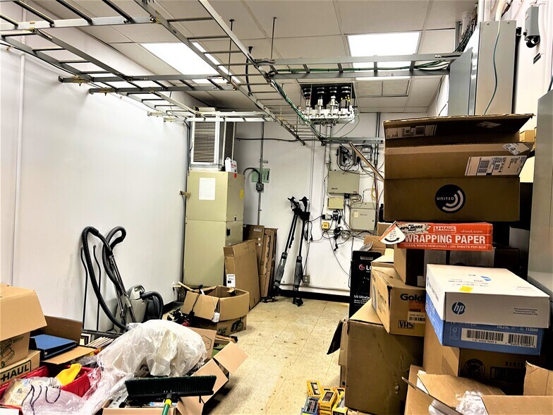 More Photos Of 108 Brook Ave, Deer Park Warehouse For Lease