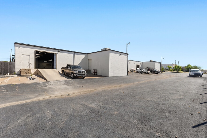 More Photos Of 4200-4202 Wiley Post Rd, Addison Warehouse For Sale