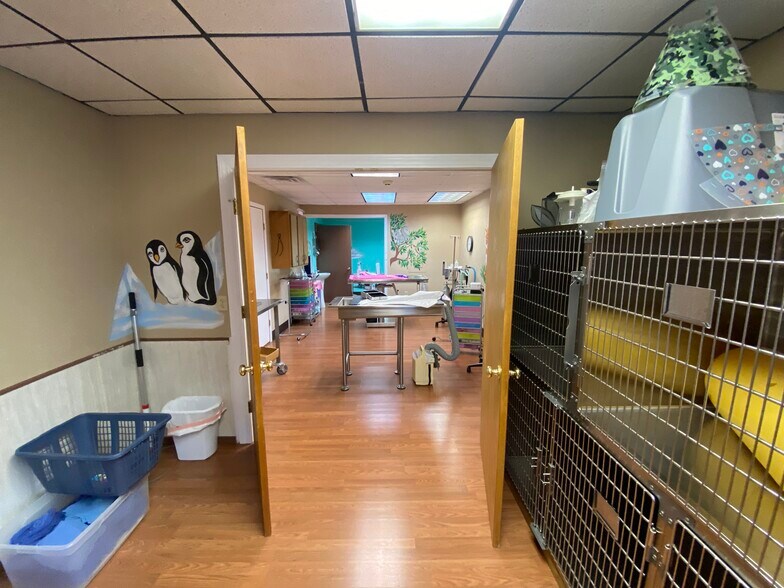 More Photos Of 2228 W College St, Springfield Veterinarian Kennel For Sale