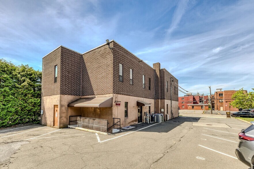 More Photos Of 1551 Kellum Pl, Mineola Office For Sale