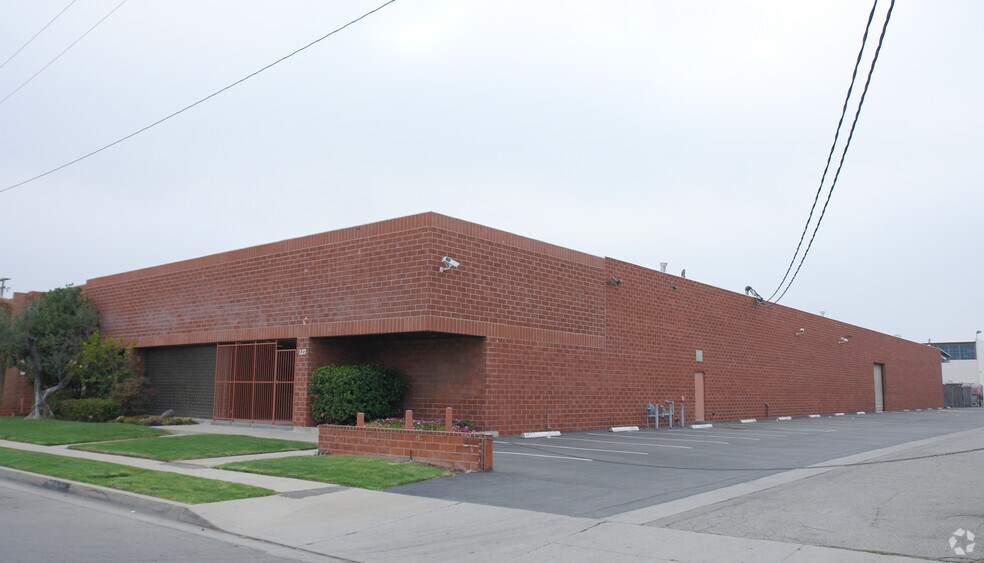 More Photos Of 227 W 140th St, Los Angeles Warehouse For Lease