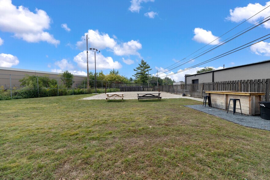 More Photos Of 8035 Craig St, Indianapolis Light Distribution For Lease