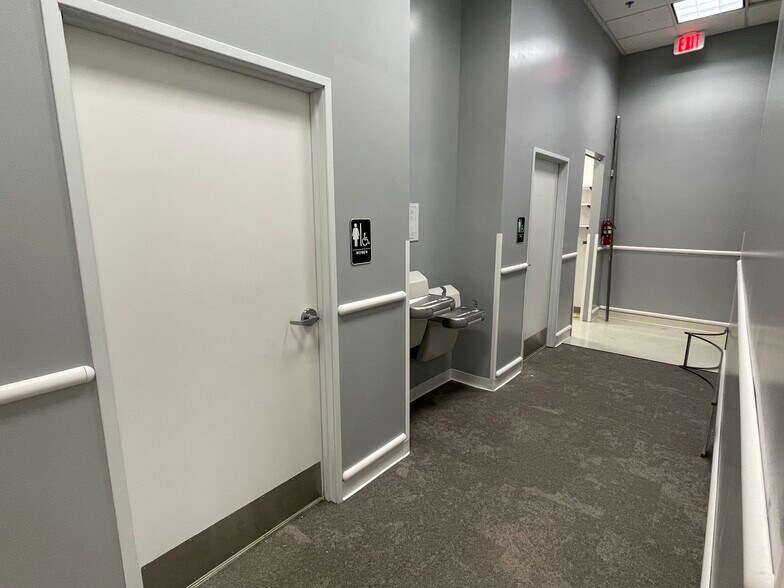 More Photos Of 601 E Dimond Blvd, Anchorage General Retail For Lease