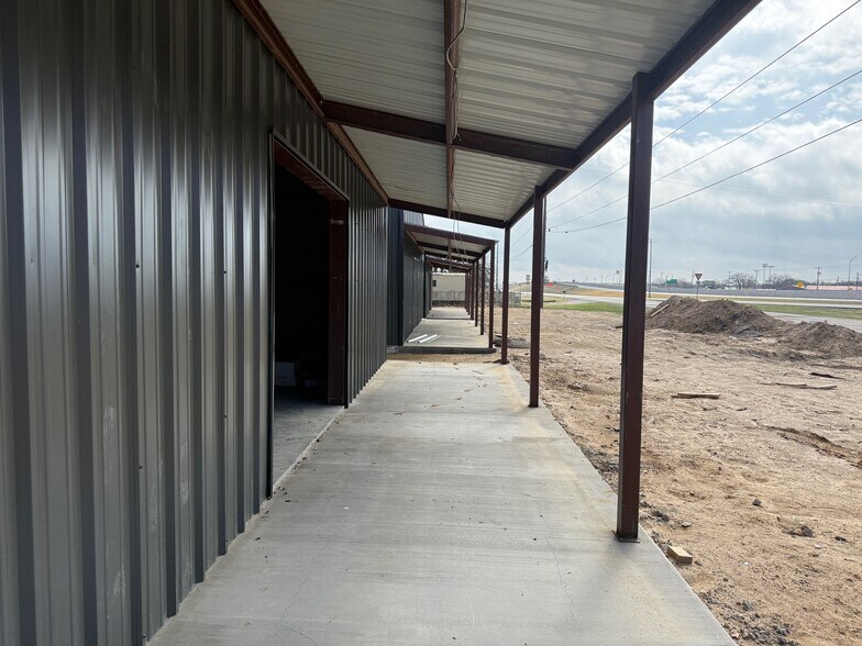 More Photos Of 506 S Access Rd, Clyde Flex For Lease