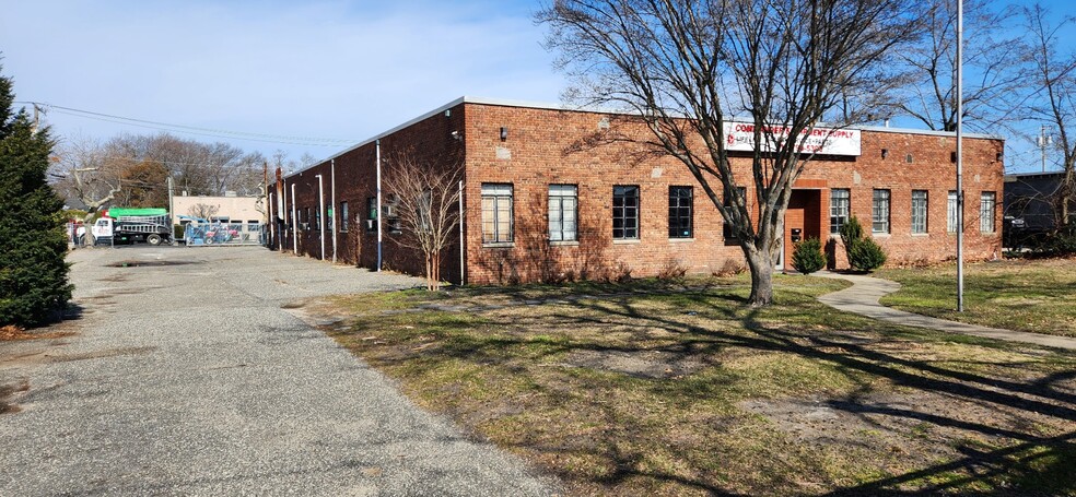 Primary Photo Of 1385 Akron St, Copiague Light Manufacturing For Sale