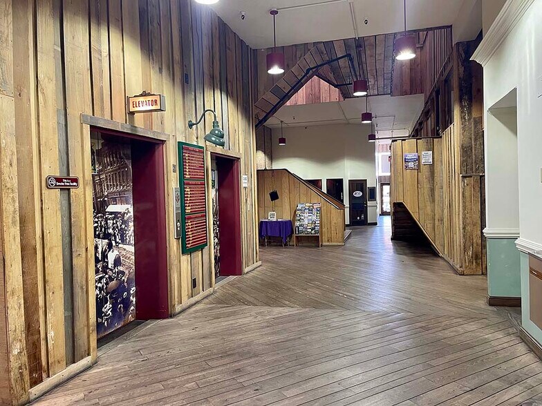 More Photos Of 205-207 E Main St, Johnson City Office For Lease