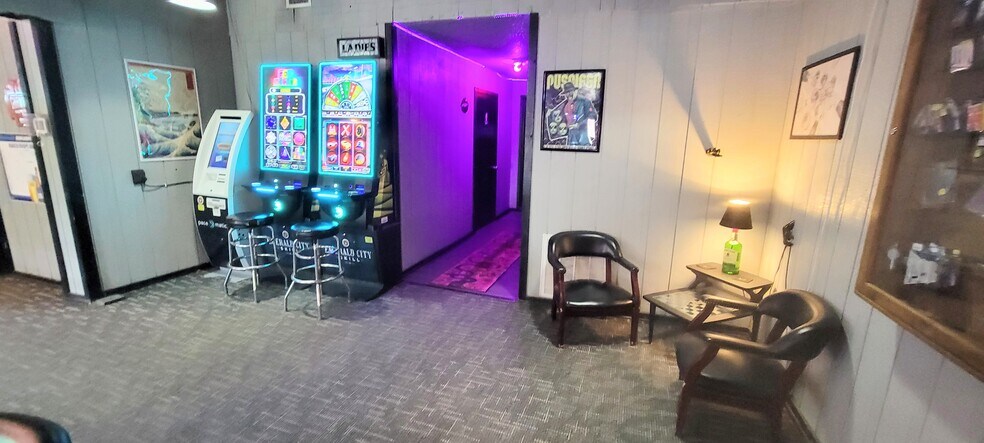 More Photos Of 118 E Jackson Ave, Iola General Retail For Sale